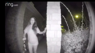 La policía identifica a la mujer semidesnuda y con grilletes que llamó a la puerta de varias casas de madrugada<em></em>
